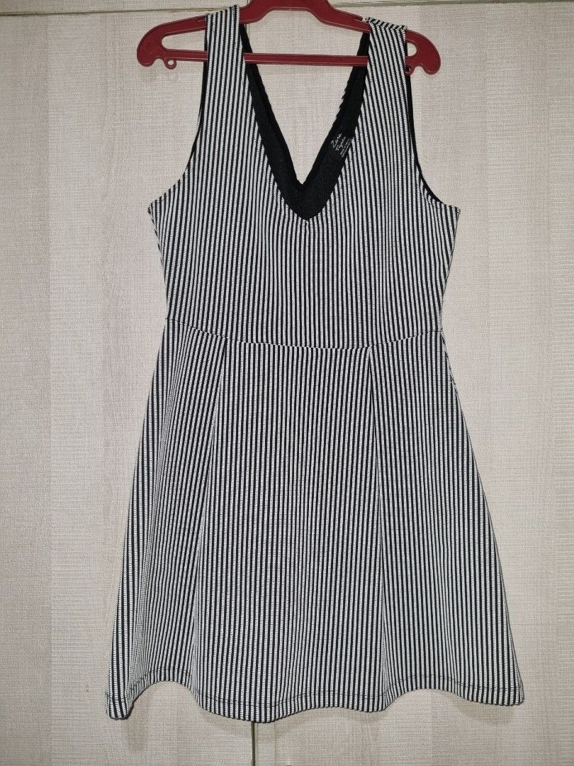 Zara dress v neck stripe (Category: Dresses) located in Quezon City. Submitted by hatonhatoff (Listing ID 1324416438, Image 1). Description: zara v neck dress stripe black and white stretchy material zara trafaluc size: medium laid flat measurement chest 16inches waist 14 inches length 32.5 inches stretchable best fits small-med defects: none (no stain, holes, pilling) RFS: got fat, doesnt fit anymore Payment: gcash, bpi, bdo delivery: ggx or cou