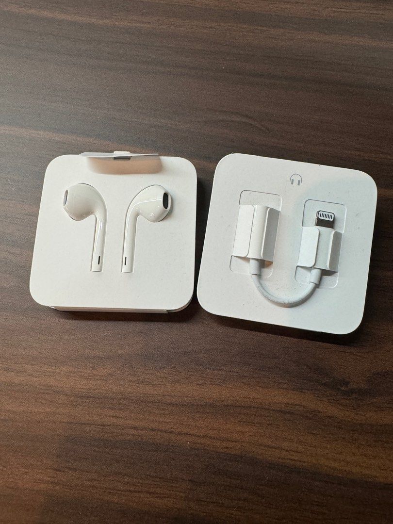 Apple lightning earpiece with 3.5mm adapter