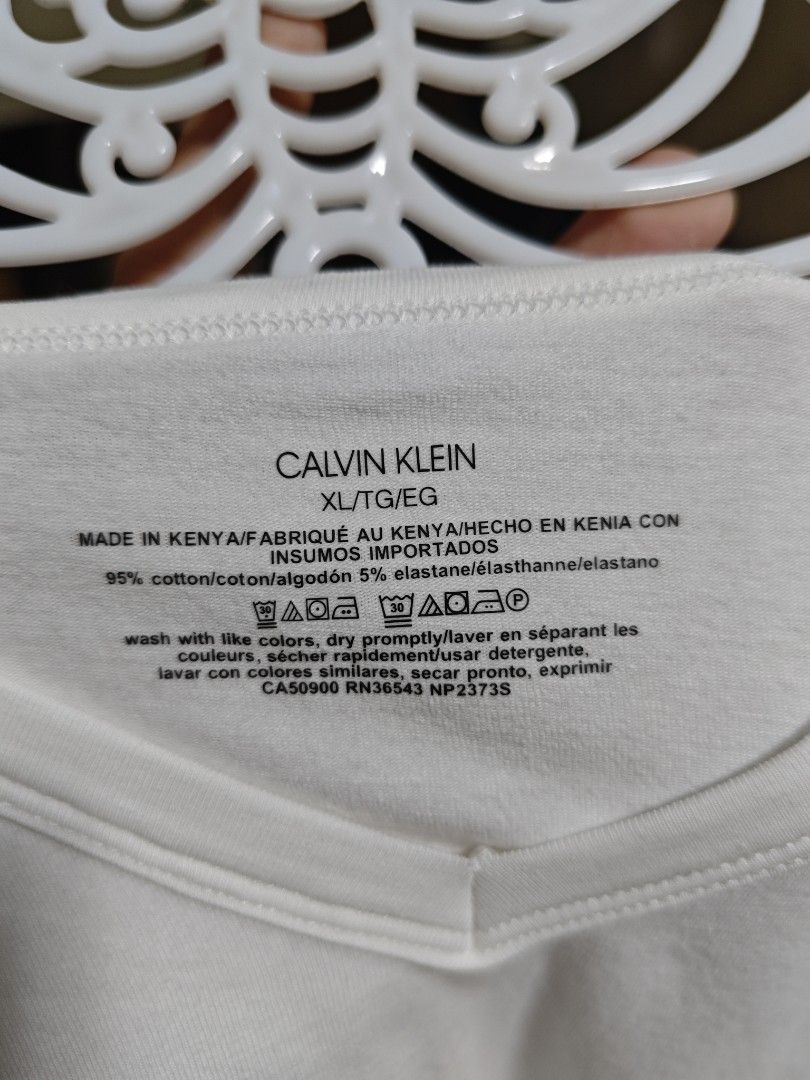 Calvin Klein plain white Shirt XL (Category: Tshirts & Polo Shirts ) located in Pasay City. Submitted by freemanchairo (Listing ID 1324594892, Image 3). Description: Please see photos. 100% Authentic from US Plus sizes.