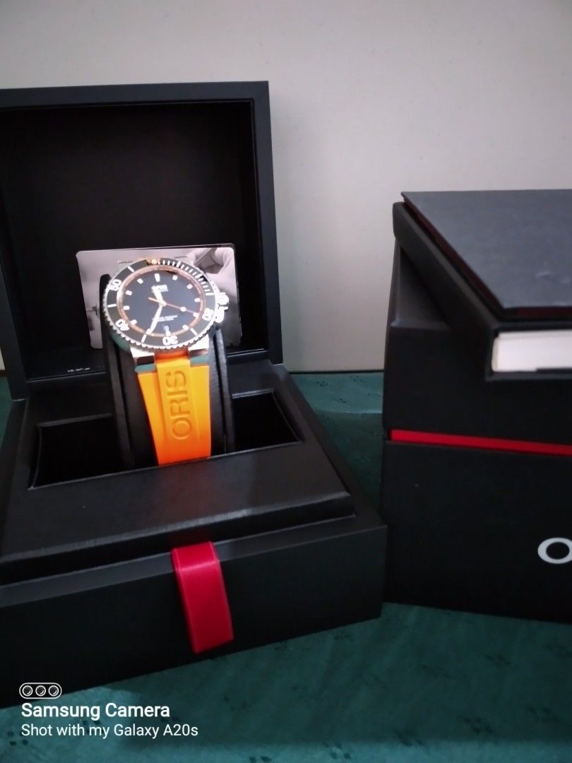 FS:Oris aquis watch (Category: Men's Watches) located in Las Pinas. Submitted by highlyfavored66 (Listing ID 1324613915, Image 1). Description: Swiss made original Oris aquis watch. Can be rated 9/10. 43mm case diameter. Bought at Washington jewelry store at ATC. Complete with box, manuals, guarantee card.Watch is in good condition with no scratch on bezel and sapphire glass. Price can be negotiated but must be reasonable. I can do meet ups along