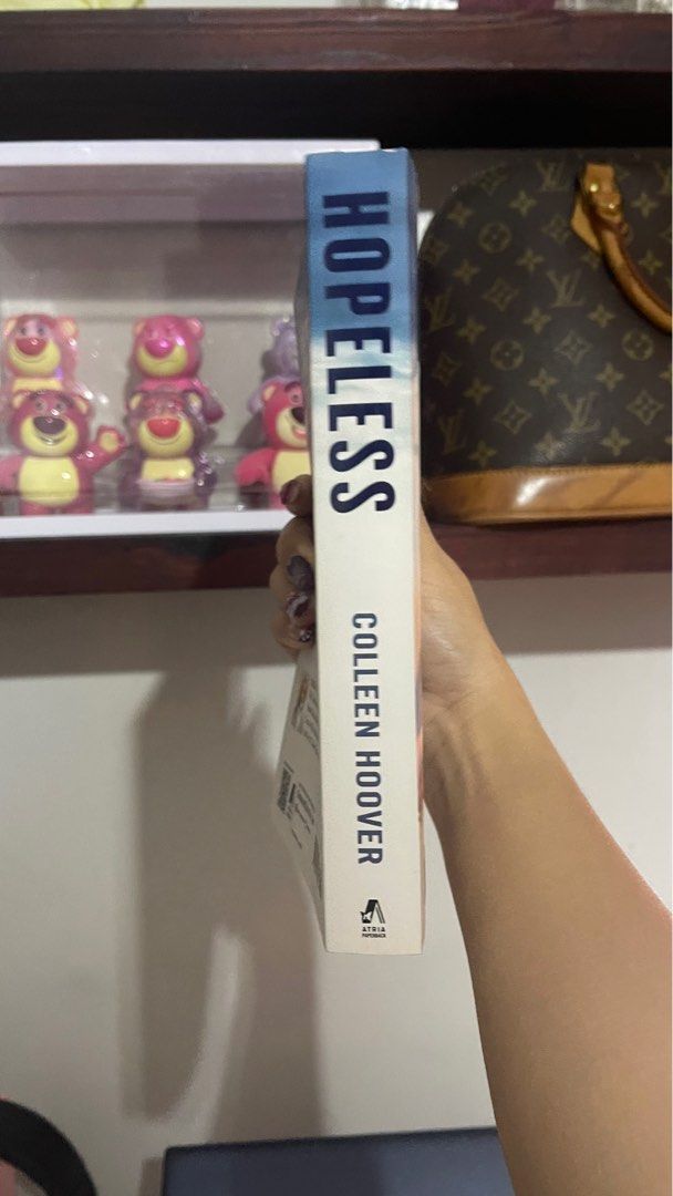 Hopeless by Colleen Hoover (Category: Storybooks) located in Quezon City. Submitted by sabsabsab_ (Listing ID 1324701024, Image 2). Description: Slight discoloration by overall in pretty good condition Sf to be shouldered by the buyer.