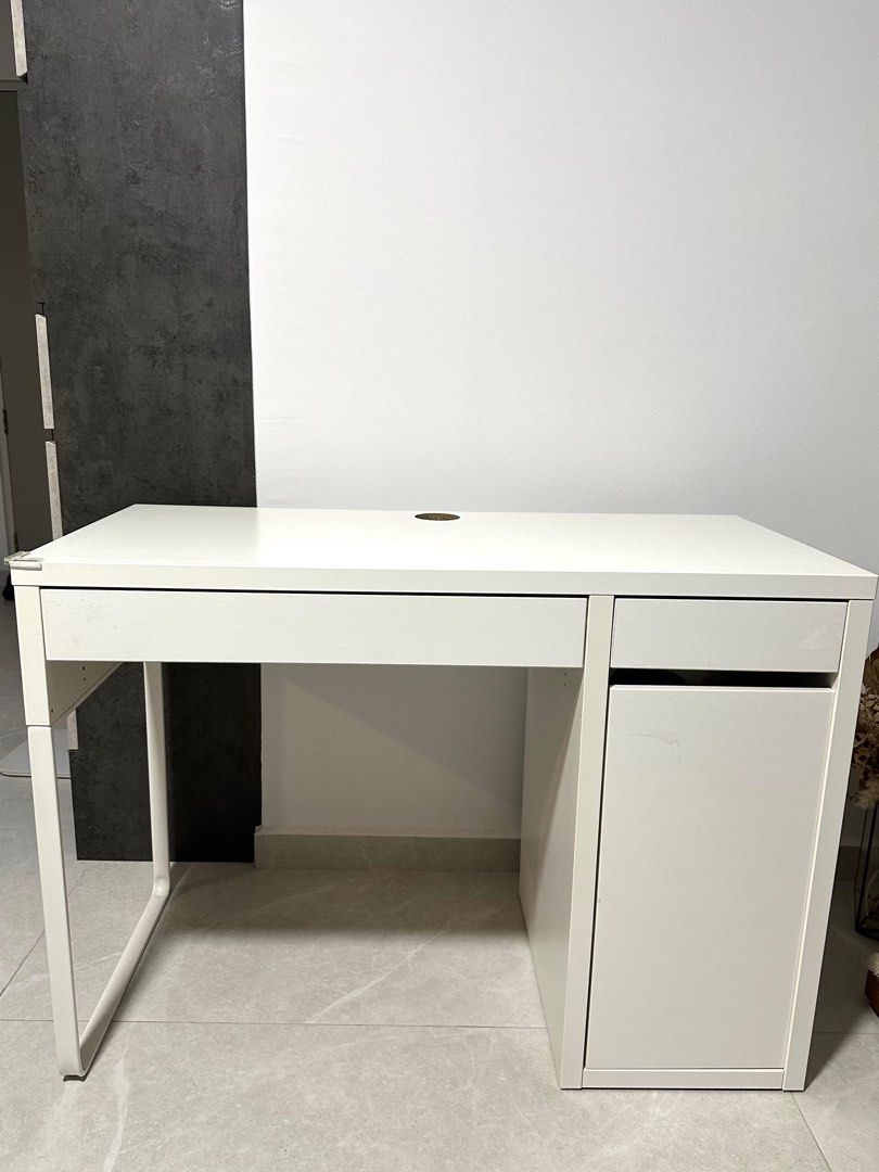 IKEA computer table (Category: Tables & Sets) located in Singapore. Submitted by jojocloset (Listing ID 1324688812, Image 1). Description: .