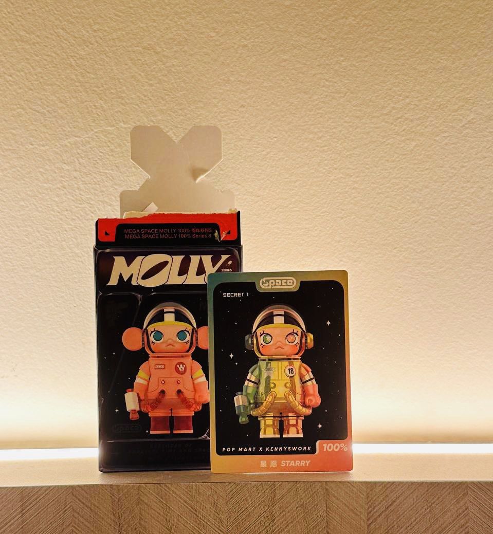 Mega Space Molly 100% Series 3 Secret 1, Hobbies & Toys, Toys 