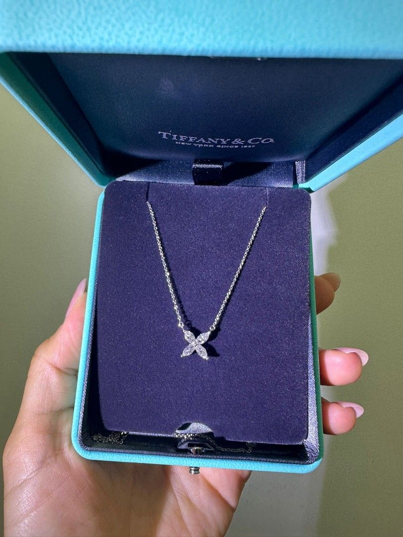 Tiffany and Co Victoria Large PT950 Diamonds : approximately .81