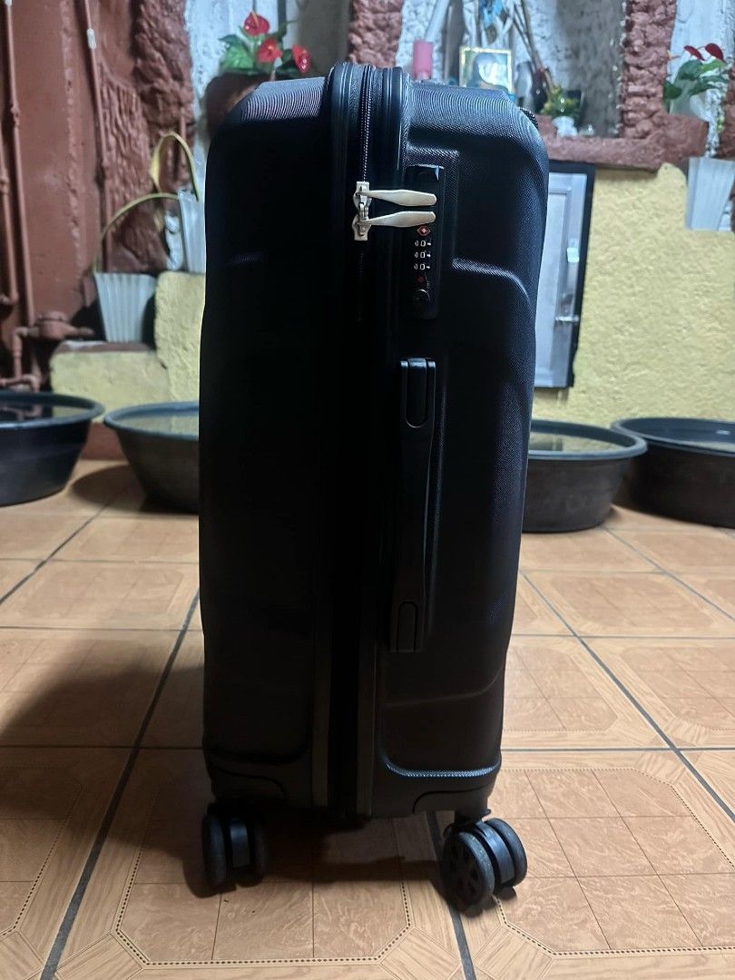 Travel Basic Medium Black luggage (Category: Luggage) located in Manila. Submitted by geastoystoreatbp (Listing ID 1324633442, Image 2). Description: never nagamit.