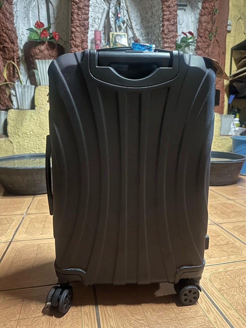 Travel Basic Medium Black luggage (Category: Luggage) located in Manila. Submitted by geastoystoreatbp (Listing ID 1324633442, Image 3). Description: never nagamit.