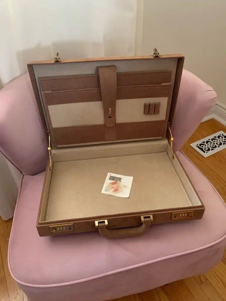 Ultra suede Briefcase (Category: Bags & Wallets) located in Etobicoke. Submitted by christinalavoie (Listing ID 1324729369, Image 1). Description: Never been used! Locking manual included. .