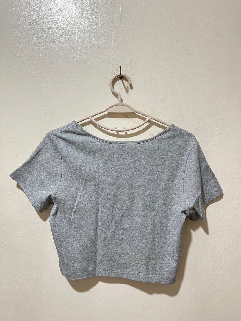 Uniqlo grey square neck cropped top (Category: Shirts) located in Angeles City. Submitted by endzn (Listing ID 1324660649, Image 3). Description: - used once - fits M to XL.