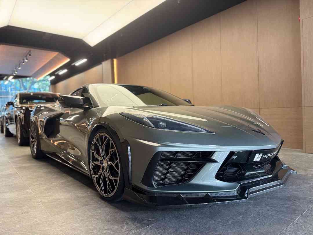 CHEVROLET CORVETTE STINGRAY (Category: Used Cars) located in Singapore. Submitted by motorway (Listing ID 1372718268, Image 2). Description: Showroom: Main 1094 Lower Delta Road Singapore 169205 Rare Hypersonic Grey Corvette Stingray In Jet Black Interior Trims! High ARF Means High Parf Rebate! Come With 3-Year/100,000km Whichever Come First Warranty From Reg Date. Aggressive Exhaust Sound Varies With Different Driver Mode Selectable. Stainless-S