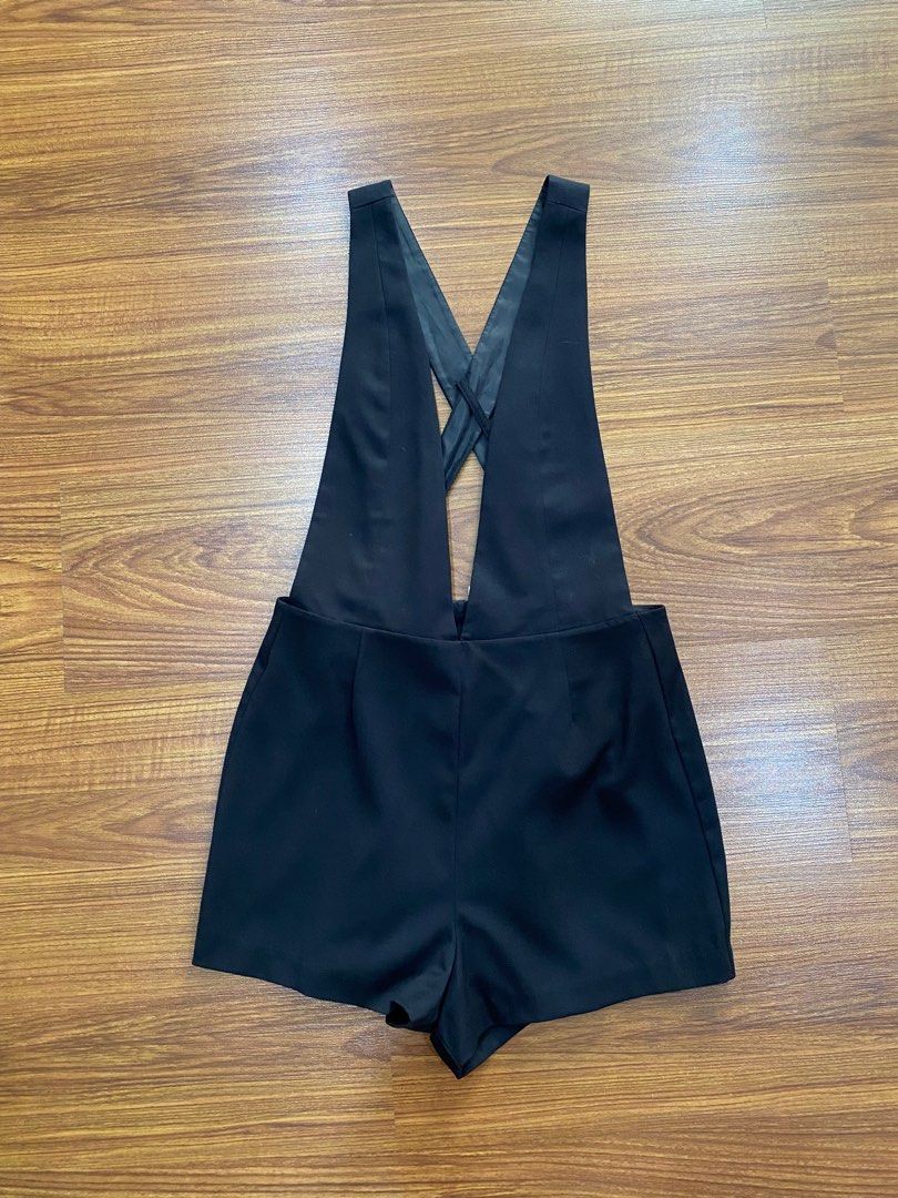 Brand New H&M Jumpshorts (Category: Jumpsuits) located in Quezon City. Submitted by lochness__ (Listing ID 1344780260, Image 2). Description: Selling low for faster disposal!! Authentic, Brand new without tags (never worn) H&M black jumpshorts. Size EU36, US 6 very very nice in actual (pics from internet for reference when worn) SF: lalamove, j&t c/o buyer MOP: BDO, Gcash.