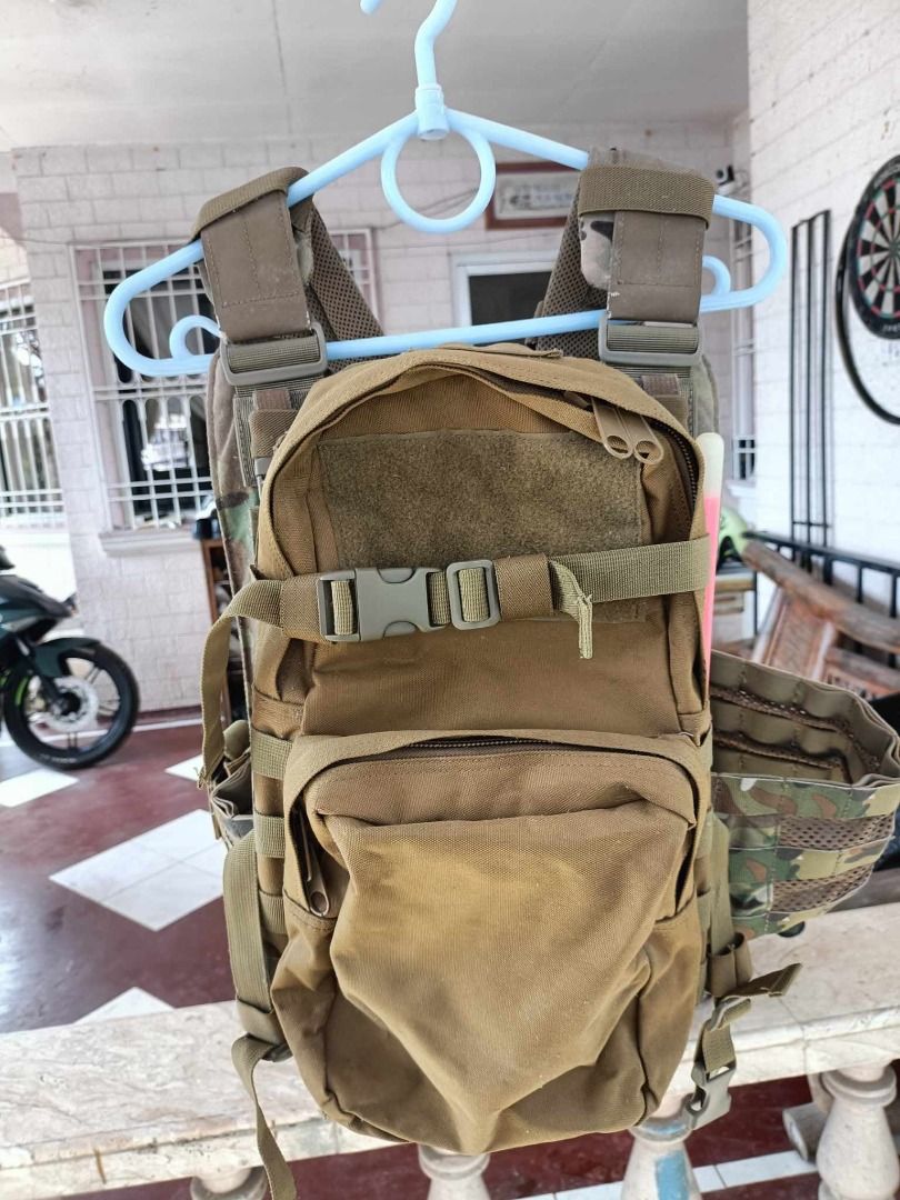 air emerson vest soft weekend (Category: Vests) located in Bacolod City. Submitted by kaibigang_butiki (Listing ID 1344911208, Image 2). Description: emerson vest + back pouch/hydration radio puch.