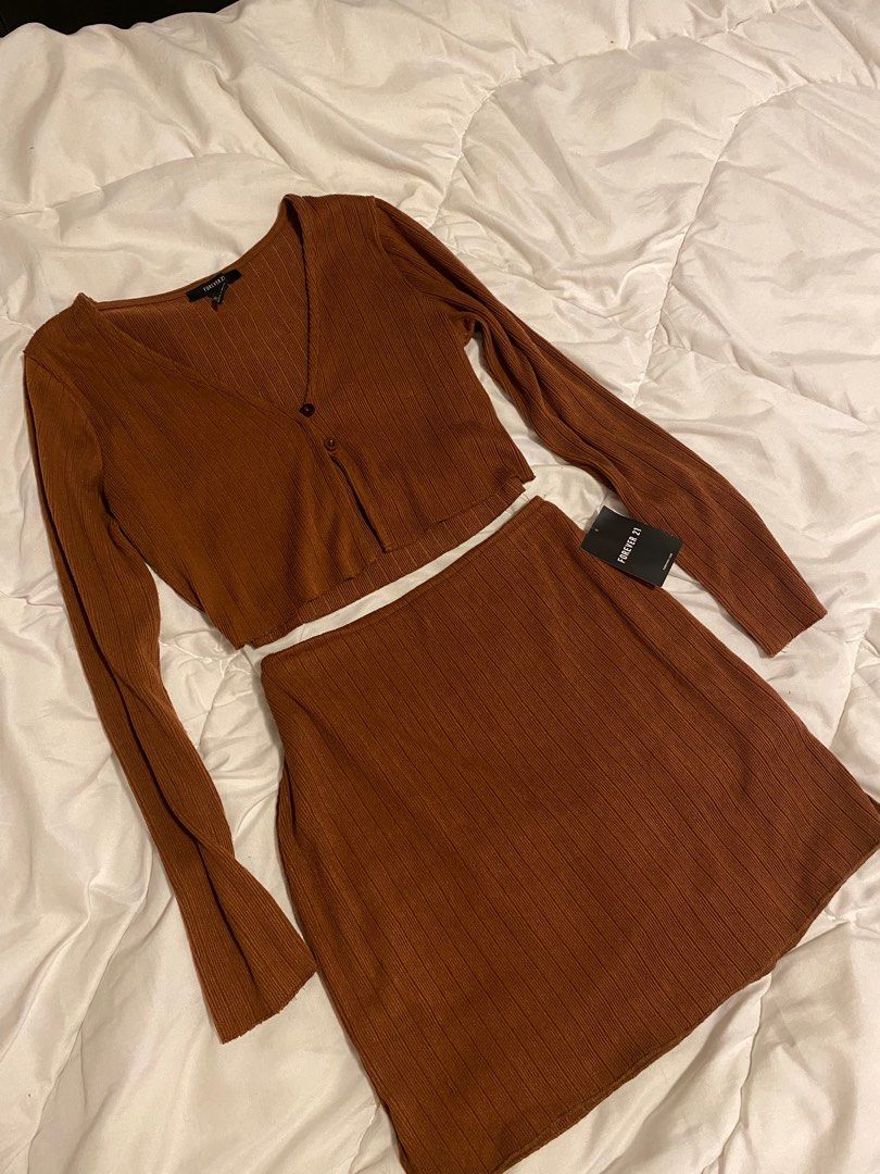 F21 dark brown coordinates (Category: Sets or Coordinates) located in Alaminos. Submitted by jieche7 (Listing ID 1344931194, Image 2). Description: New yung skirt Nagamit na yung top Size XS-Small.