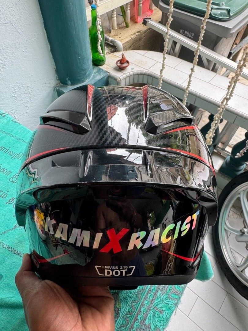 Helmet full face (Category: Motorcycle Accessories) located in Singapore. Submitted by ruben.pillay11 (Listing ID 1344776141, Image 1). Description: good can be use pick up under my block(440066).