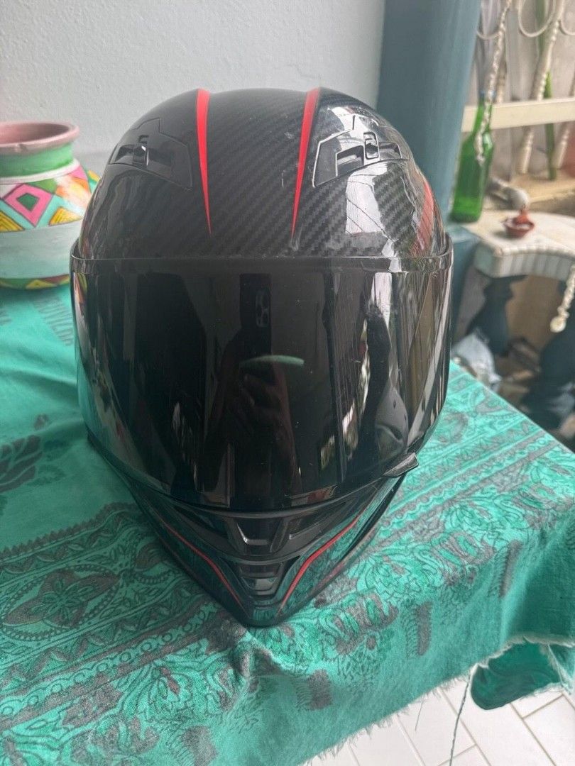 Helmet full face (Category: Motorcycle Accessories) located in Singapore. Submitted by ruben.pillay11 (Listing ID 1344776141, Image 2). Description: good can be use pick up under my block(440066).