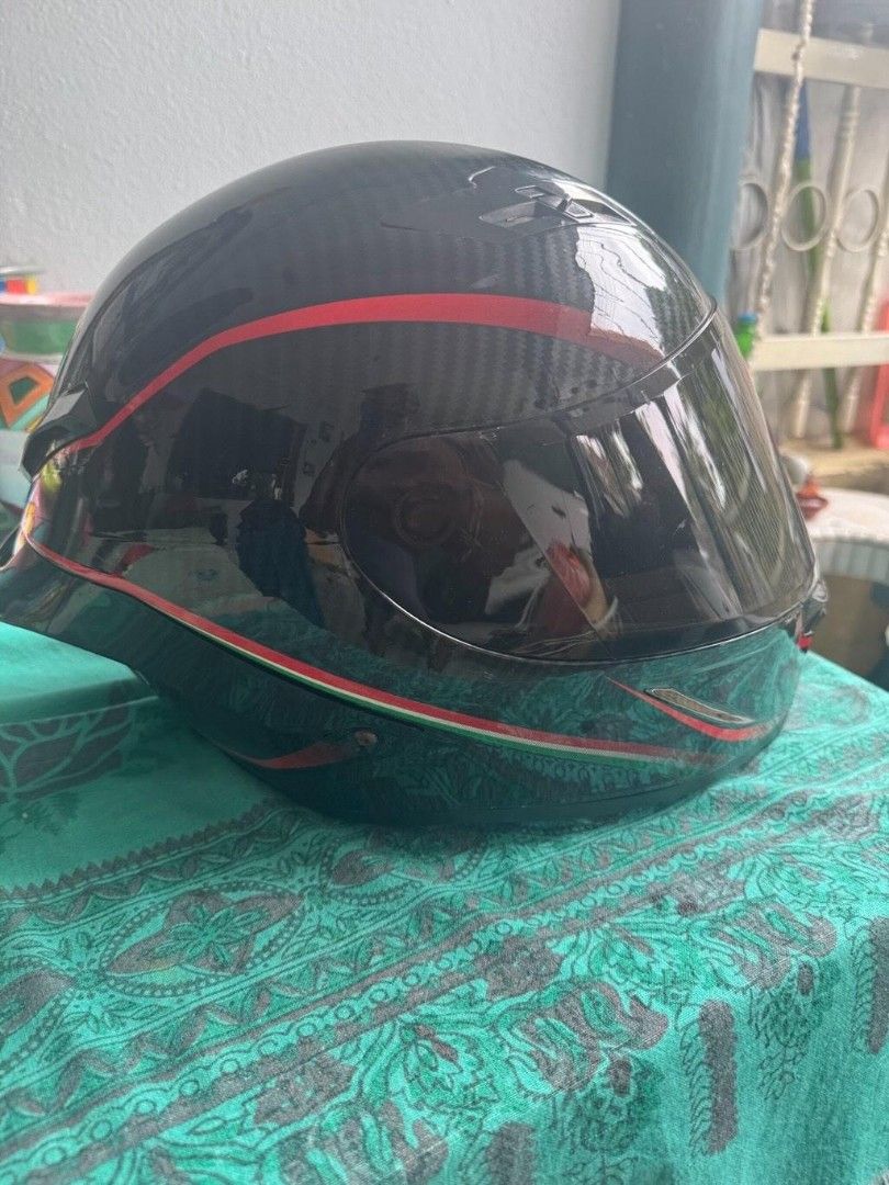 Helmet full face (Category: Motorcycle Accessories) located in Singapore. Submitted by ruben.pillay11 (Listing ID 1344776141, Image 3). Description: good can be use pick up under my block(440066).