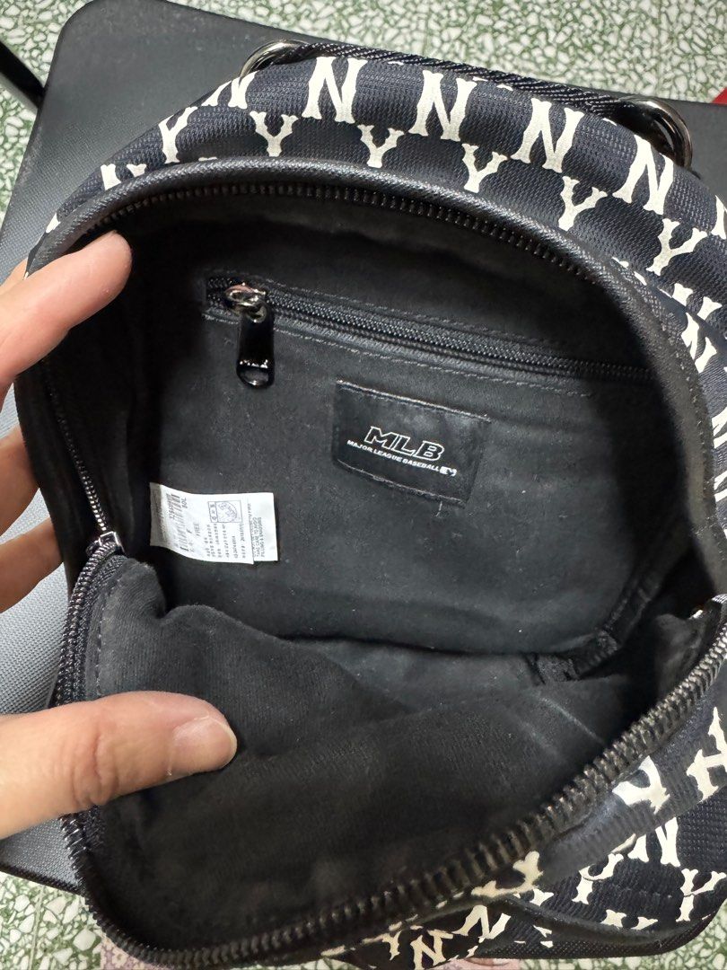 MLB Backpack背囊 （分類：背囊）位於 Hong Kong。 由 mmccmcmc1201 提交（商品編號 1344848749，圖片 4）。簡介： MLB 100%Real, 90%新，小背囊， size大約23x22cm ,面交/到付，不議價。