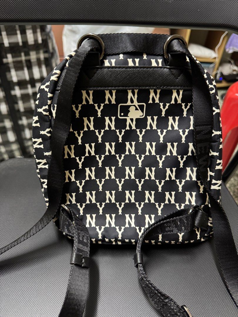 MLB Backpack背囊 （分類：背囊）位於 Hong Kong。 由 mmccmcmc1201 提交（商品編號 1344848749，圖片 2）。簡介： MLB 100%Real, 90%新，小背囊， size大約23x22cm ,面交/到付，不議價。