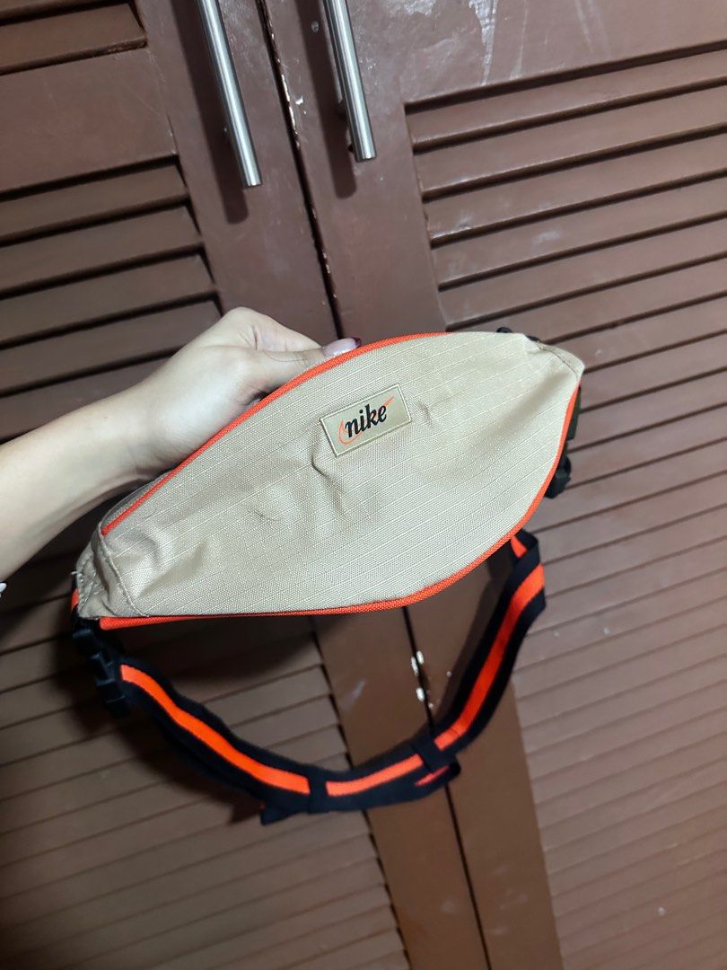 Nike Fanny Pack (Category: Cross-body Bags) located in Mandaluyong City. Submitted by elainey_declutter (Listing ID 1344920840, Image 1). Description: Perfect for running/hiking.