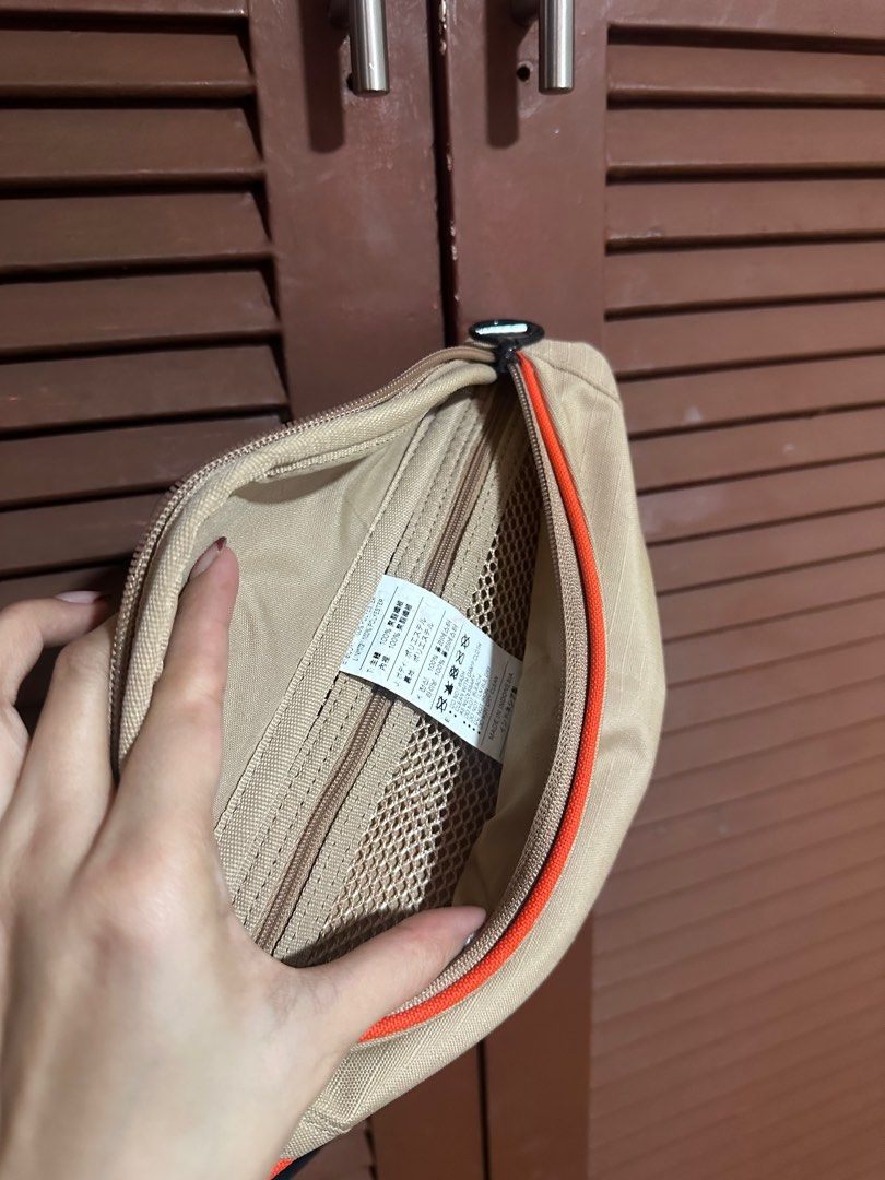 Nike Fanny Pack (Category: Cross-body Bags) located in Mandaluyong City. Submitted by elainey_declutter (Listing ID 1344920840, Image 2). Description: Perfect for running/hiking.