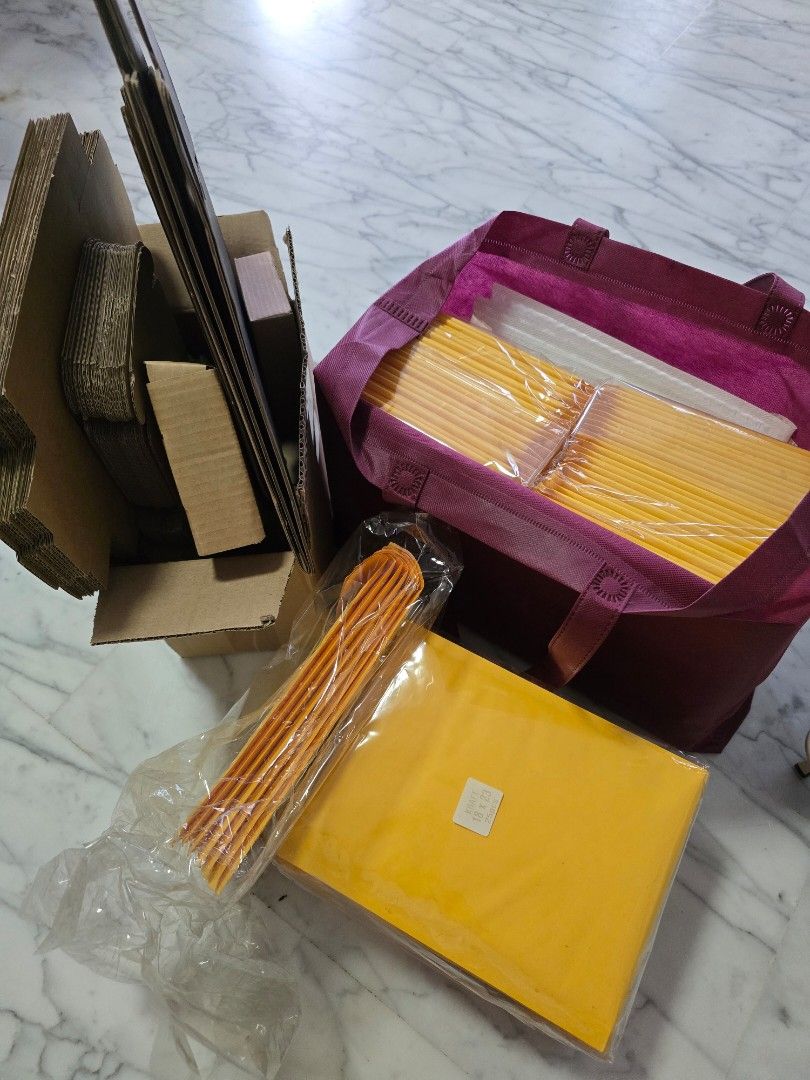 Packaging (Category: Everything Else) located in Singapore. Submitted by ssssyl (Listing ID 1344816675, Image 1). Description: Selling 82 paded orange packaging. giving the carton boxes and white packaging for free..