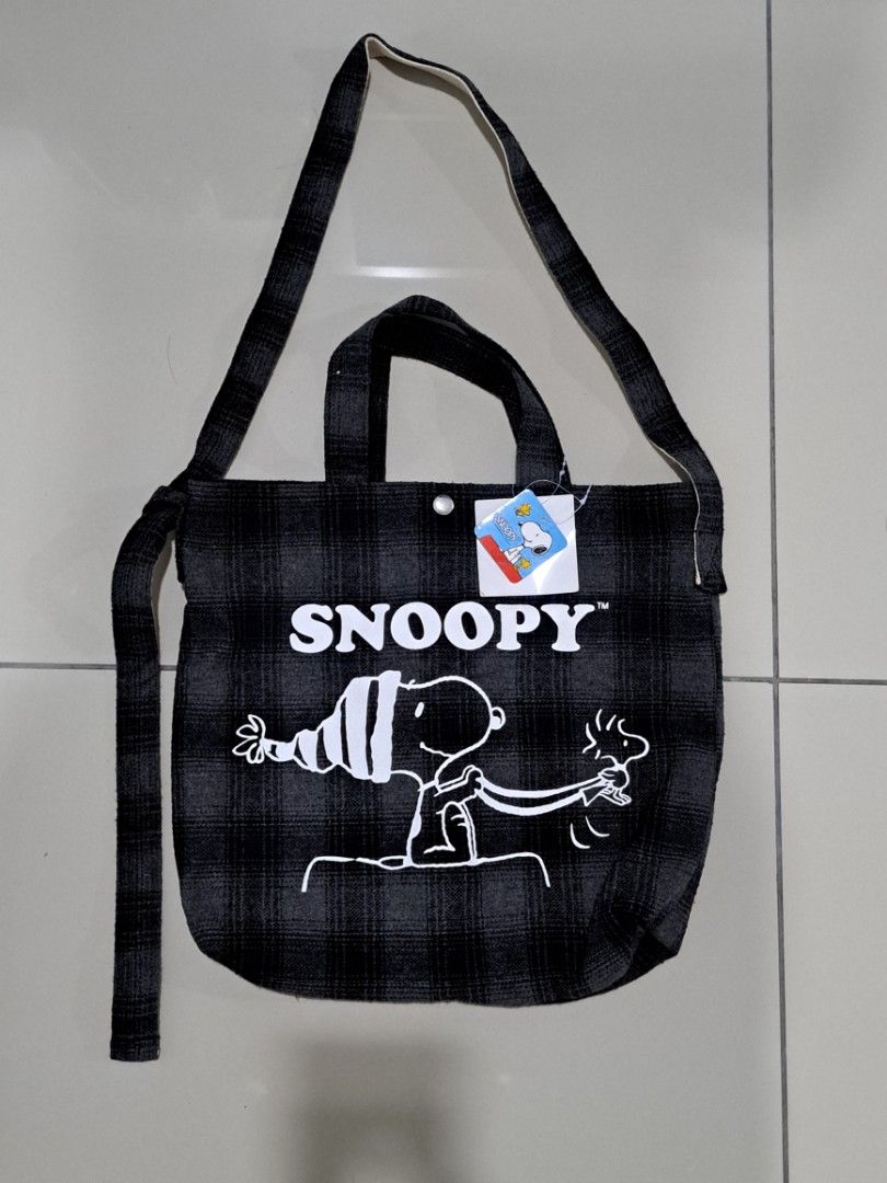 Peanuts (Category: Sling Bags) located in Gombak. Submitted by prelovedbyzim (Listing ID 1344791650, Image 1). Description: item like new tag masih ada size lebar 15 inch panjang 14 inch RM20 postage DFOD.