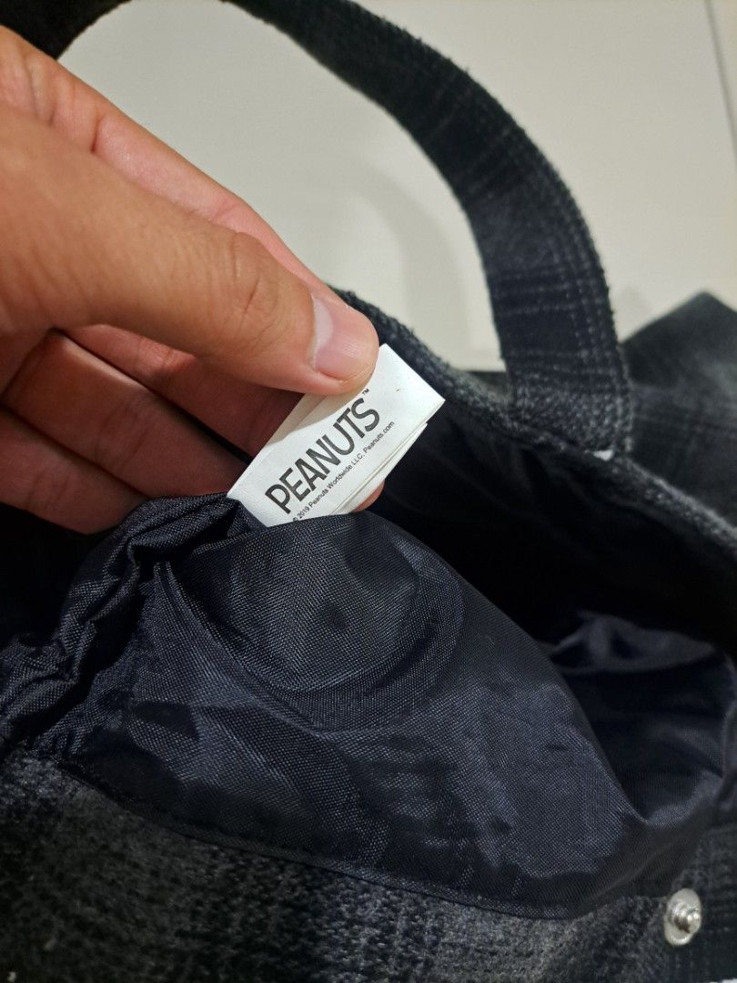 Peanuts (Category: Sling Bags) located in Gombak. Submitted by prelovedbyzim (Listing ID 1344791650, Image 3). Description: item like new tag masih ada size lebar 15 inch panjang 14 inch RM20 postage DFOD.
