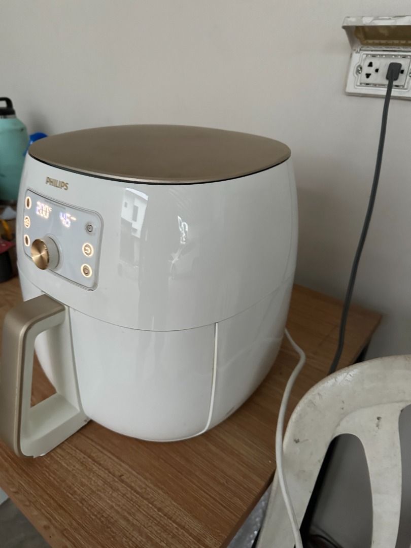 Philips Air Fryer XXL (Category: Fryers) located in Bocaue. Submitted by mttw000 (Listing ID 1344891765, Image 3). Description: Philips HD9870 Air Fryer Ready to use Used Condition 7.3L XXL.