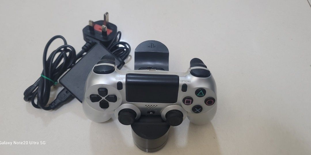 playStation 4 （分類：PlayStation）位於 Hong Kong。 由 kobegaga 提交（商品編號 1344821043，圖片 2）。簡介： 手制連叉電一套。