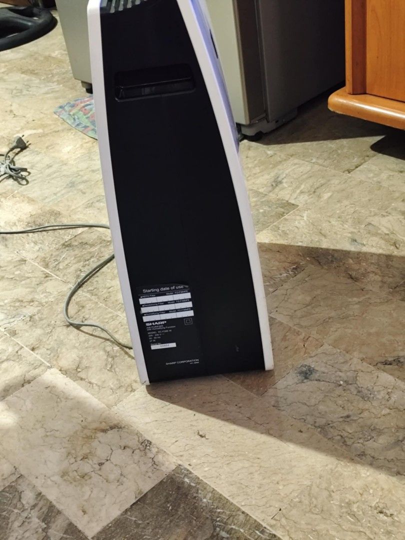 Sharp Air Purifier and Humidifier KCFL30W (Category: Air Purifiers & Dehumidifiers) located in Pasig City. Submitted by vamtang98 (Listing ID 1344843619, Image 2). Description: Air filter needs to be replaced and humidifier needs to be cleaned RFS: Not being used anymore.