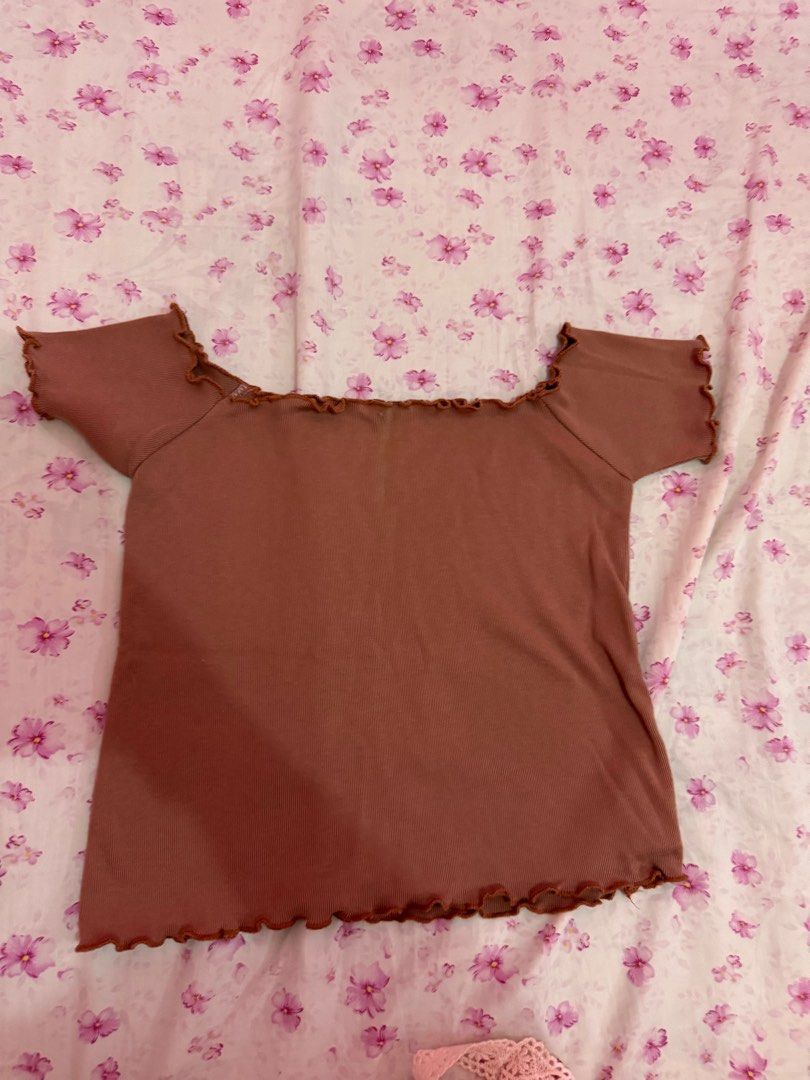 Top BUNDLE 4pcs (Category: Sleeveless) located in Batangas. Submitted by berttejada (Listing ID 1344886968, Image 3). Description: Size fits upto Small only (NO ACTUAL WHEN WORN PHOTO) 1st 3 photos are NEW, the last photo worn once only.