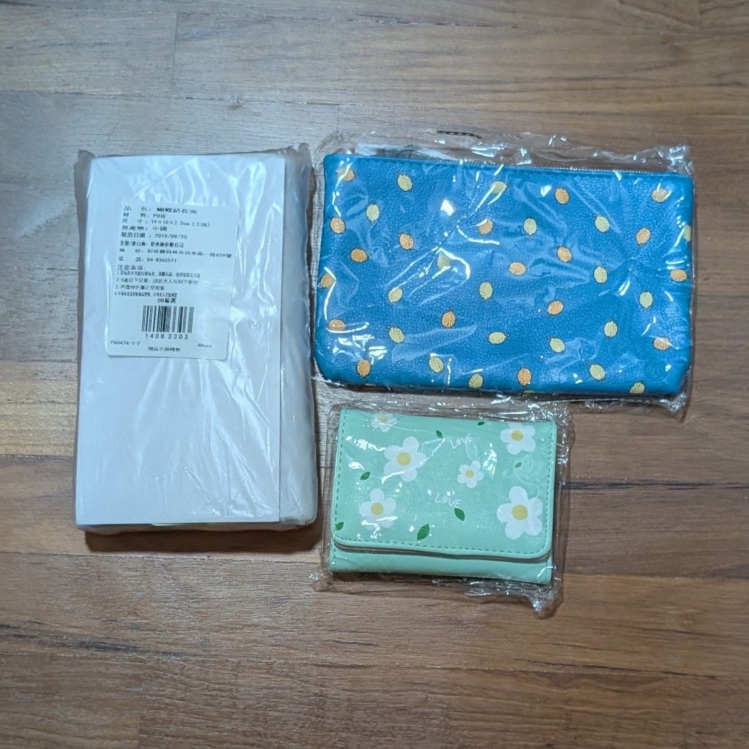 Wallets (Category: Purses & Pouches) located in Singapore. Submitted by fuzzygloves (Listing ID 1344873546, Image 1). Description: Pick any one for free with min. $30 spending on my products! Green: $10 White: $8 Blue: $3.