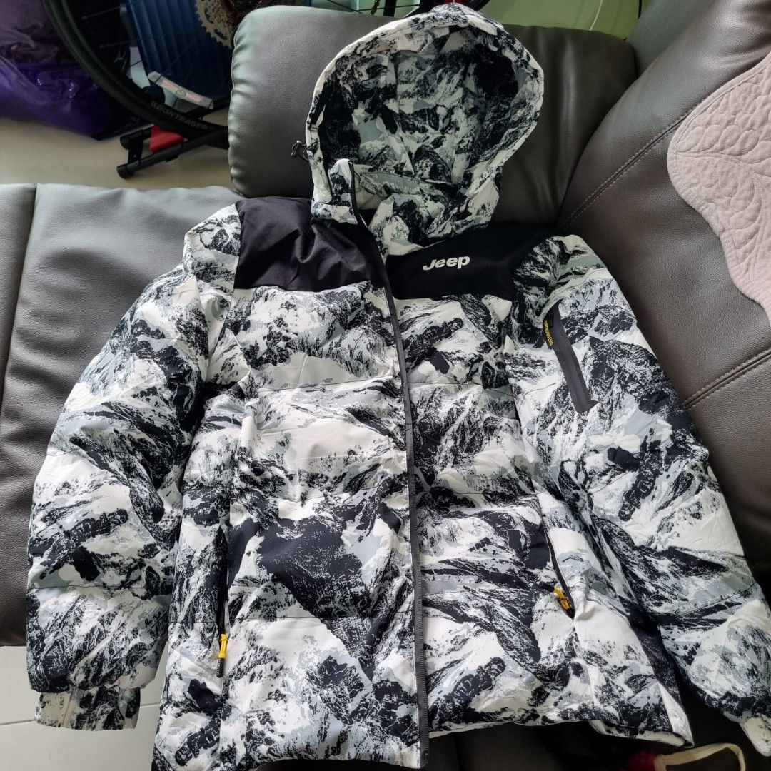 Winter Jacket (Category: Coats, Jackets and Outerwear) located in Singapore. Submitted by leoeve (Listing ID 1344824460, Image 1). Description: used once. can fit 50kg, 170cm guy.