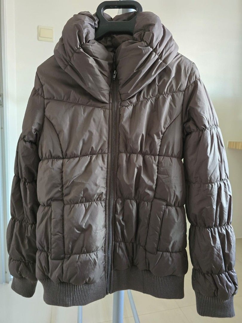 Winter Jacket (Category: Coats, Jackets and Outerwear) located in Singapore. Submitted by ilook4u (Listing ID 1344889054, Image 1). Description: Unused..