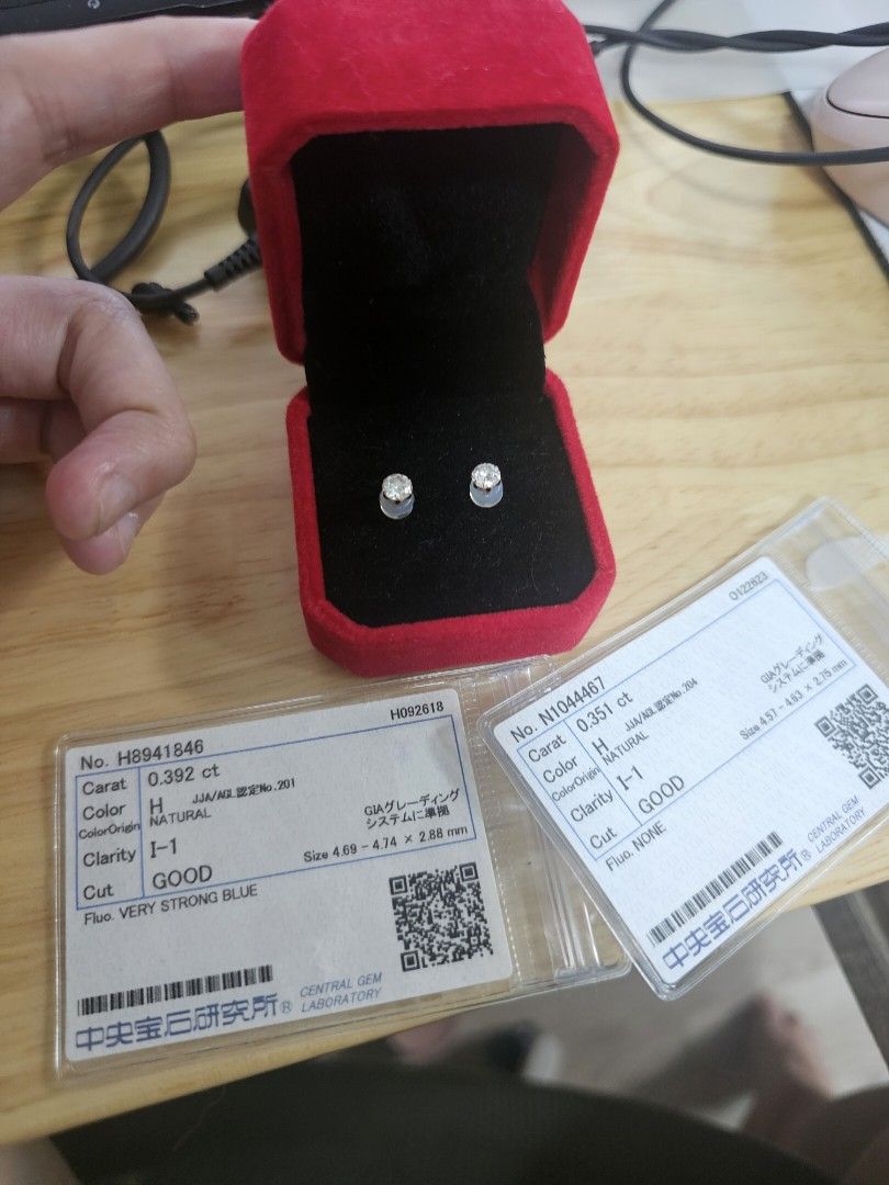 0.392 + 0.351 carat diamond stud (Category: Earrings) located in Taguig. Submitted by riello (Listing ID 1346506931, Image 1). Description: with cert per diamond, silicon lock.
