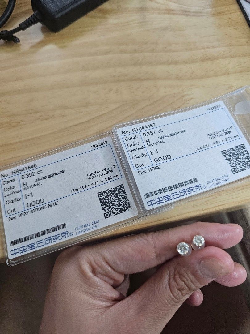 0.392 + 0.351 carat diamond stud (Category: Earrings) located in Taguig. Submitted by riello (Listing ID 1346506931, Image 2). Description: with cert per diamond, silicon lock.