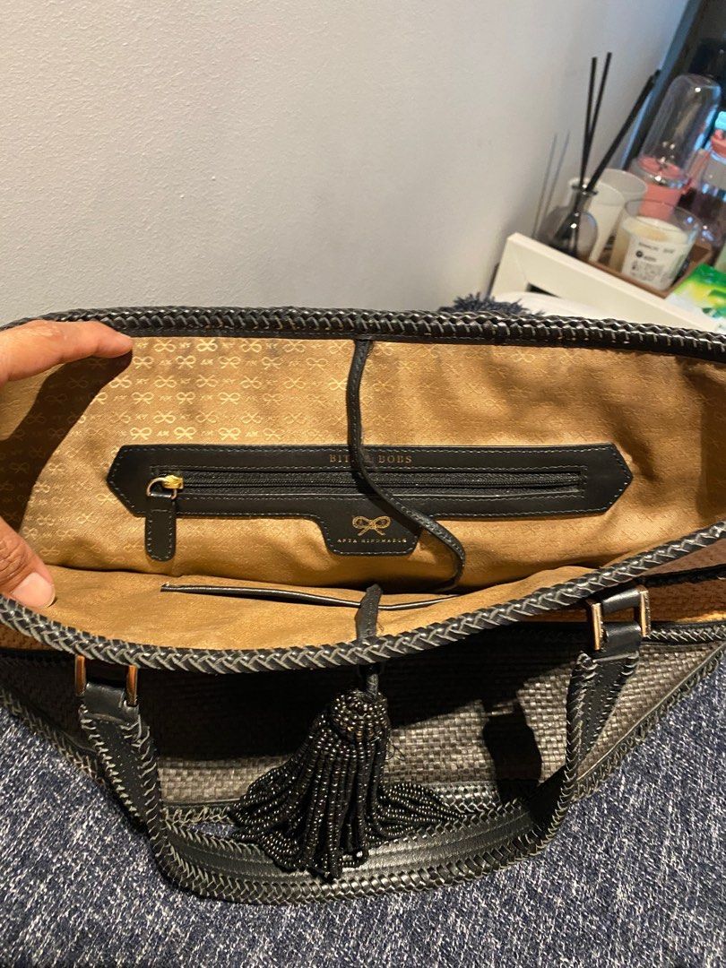 Branded shoulder bag (Category: Bags & Wallets) located in Singapore. Submitted by naughties (Listing ID 1346545300, Image 3). Description: .
