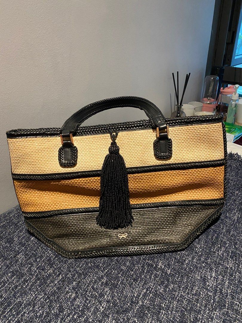 Branded shoulder bag (Category: Bags & Wallets) located in Singapore. Submitted by naughties (Listing ID 1346545300, Image 1). Description: .