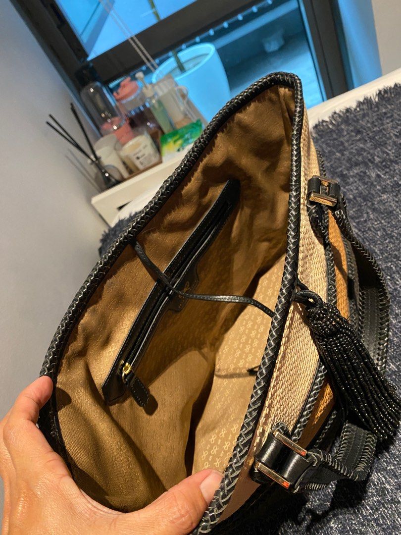 Branded shoulder bag (Category: Bags & Wallets) located in Singapore. Submitted by naughties (Listing ID 1346545300, Image 2). Description: .