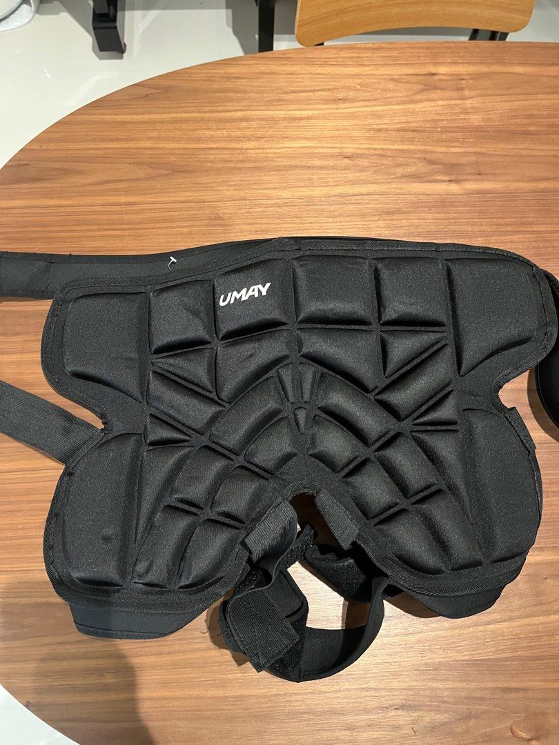Buttock Protector (Category: Other Sports Equipment and Supplies) located in Singapore. Submitted by papertree.shark (Listing ID 1346615985, Image 2). Description: New buttock protector. Good for skii, skating. .