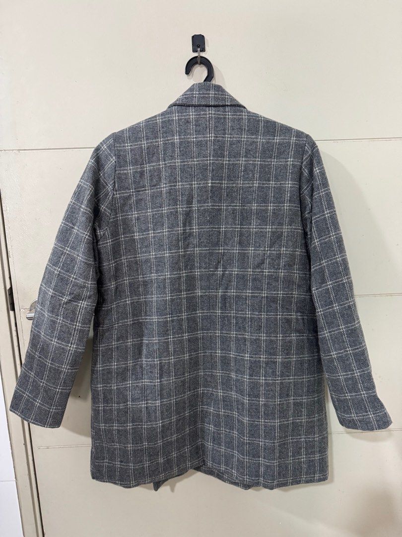 Checked Blazer (Category: Coats, Jackets and Outerwear) located in Subang Jaya. Submitted by he1neken (Listing ID 1346570486, Image 2). Description: Measurements from left to right: Shoulder: 35cm+- Pit: 53cm+- Length: 73cm+- Not suitable for Malaysian weather (thick blazer). More to cold weather. Trying to declutter my house. Self pick up/meet up (refer to DEAL METHOD below for location) Not for fussy buyer. .