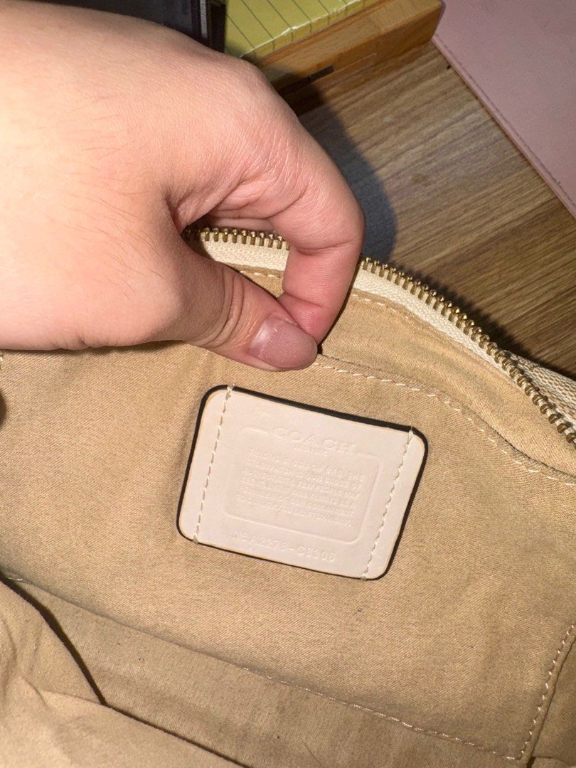 Coach Lonnie Baguette (Category: Luxury Bags & Wallets) located in Muntinlupa City. Submitted by andiesells.mnl (Listing ID 1346594193, Image 2). Description: Signature Jacquard Rfs: not used anymore Can deliver through lalamove or meet up, sampaloc area.