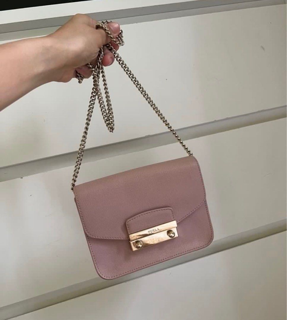Furla cross body/shoulder bag (Category: Luxury Bags & Wallets) located in Las Pinas. Submitted by odee25 (Listing ID 1346630328, Image 1). Description: original Furla Julia Saffiano Light/blush Pink Bought for 12k Inclusions: care cards and dustbag .