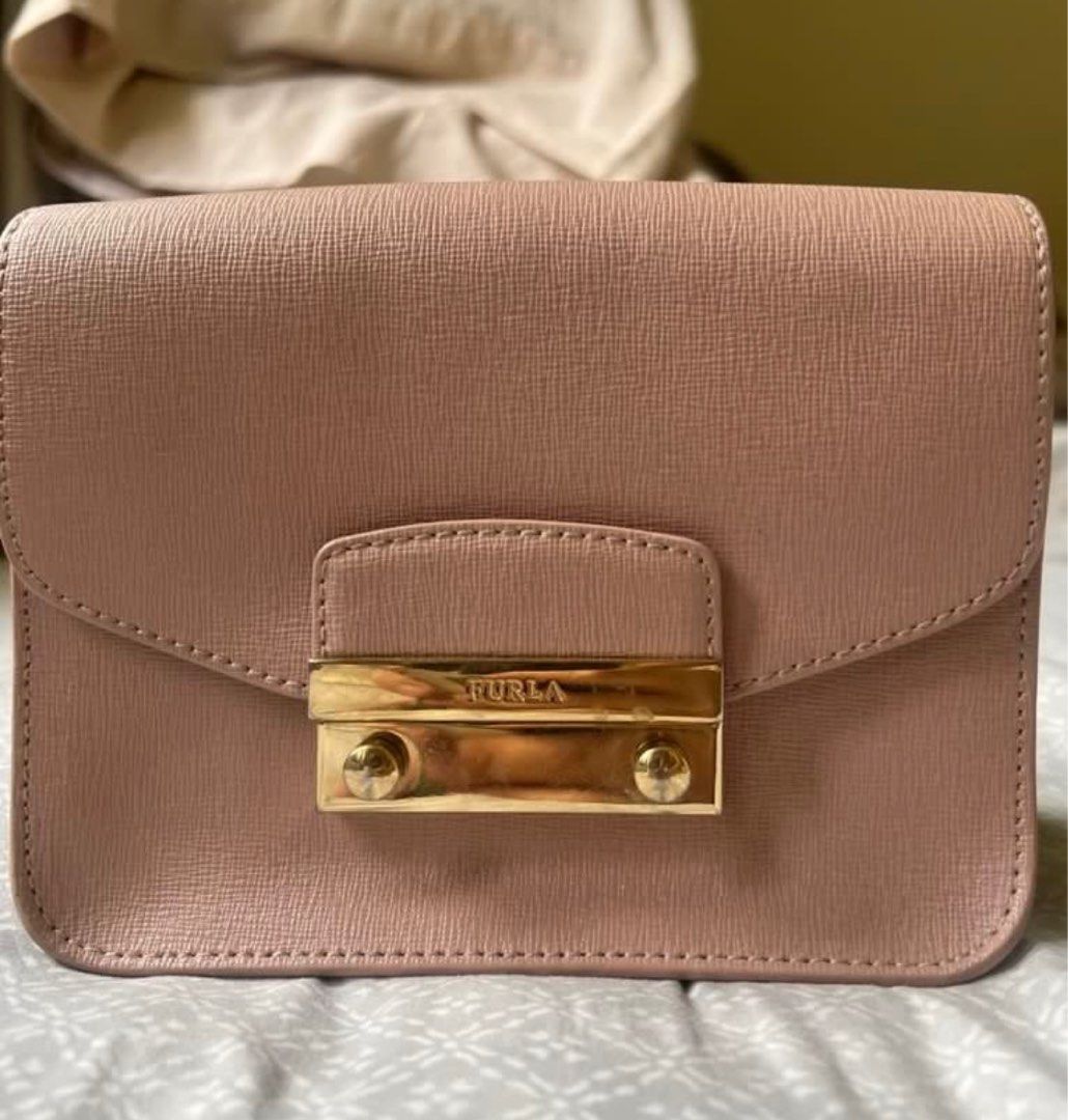 Furla cross body/shoulder bag (Category: Luxury Bags & Wallets) located in Las Pinas. Submitted by odee25 (Listing ID 1346630328, Image 3). Description: original Furla Julia Saffiano Light/blush Pink Bought for 12k Inclusions: care cards and dustbag .