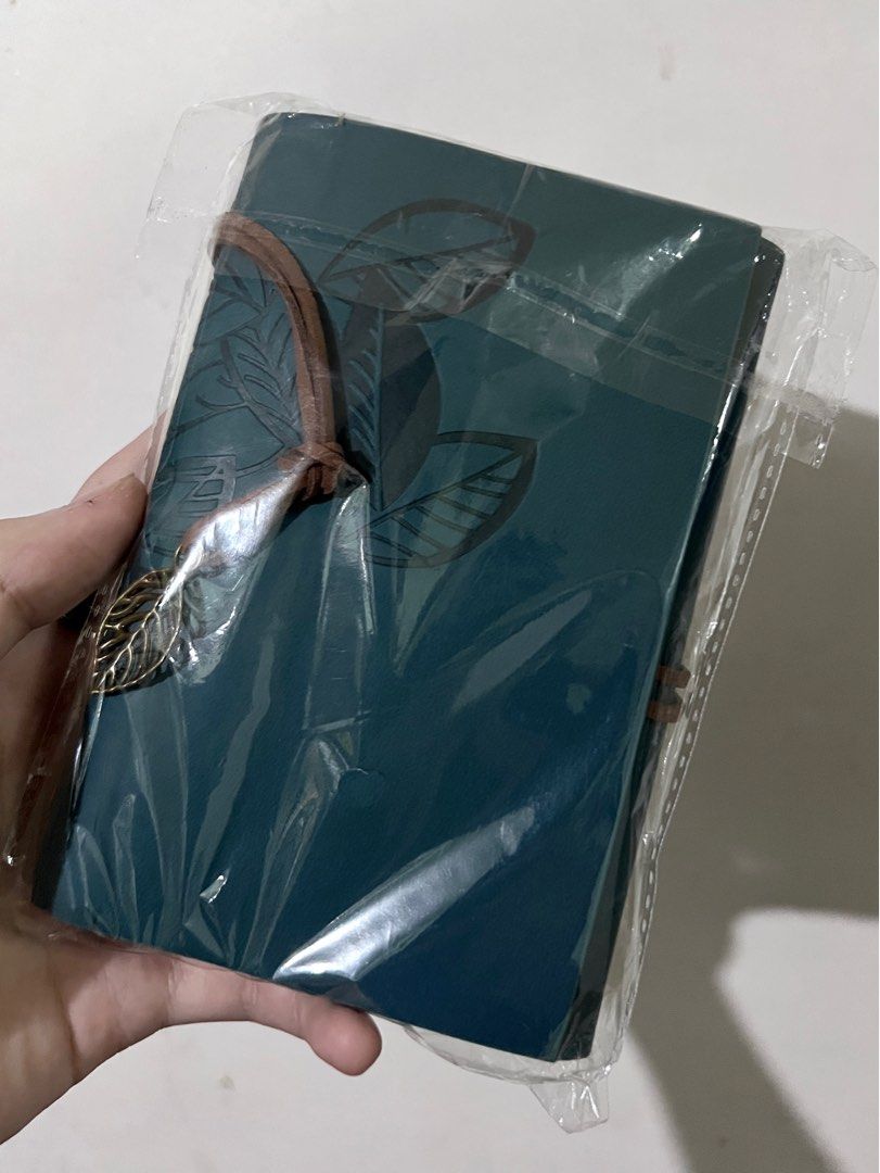 small diary notebook (Category: Stationery & School Supplies) located in Mandaluyong City. Submitted by cas_eng (Listing ID 1346493217, Image 1). Description: got this as a gift but i won’t use it because i don’t like to write no issues, never even touched it no refunds delivery, j&t, lalamove, grab.