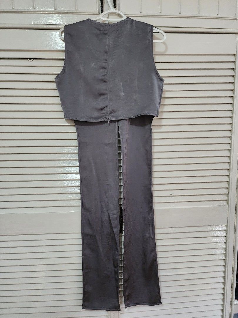 Gray Satin Coords Size M (Category: Sets or Coordinates) located in Quezon City. Submitted by ShopPDplusK (Listing ID 1346495380, Image 3). Description: Brand: Chada Size: Medium Bottoms: (Waist: 14in, Length: 41in) Top: (Chest: 18.5in, Length: 15in) Condition: Used once. No flaw. RFS: Decluttering. Last price as posted. Payment and pick-up are done on the same day. Delivery Fees and pick up arrangements to be made by buyer. (Mira Nila Homes, Que