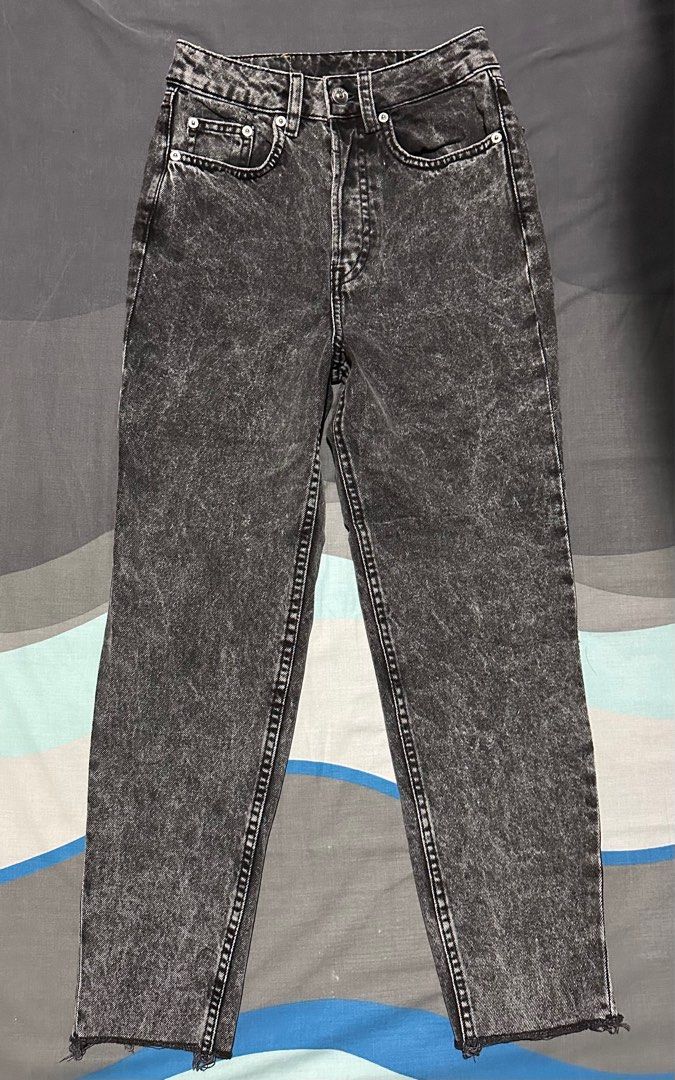 H&M Mom Jeans (Category: Jeans) located in Las Pinas. Submitted by aubryan (Listing ID 1346601459, Image 1). Description: In excellent condition Size: Eur 32 (fits 24).
