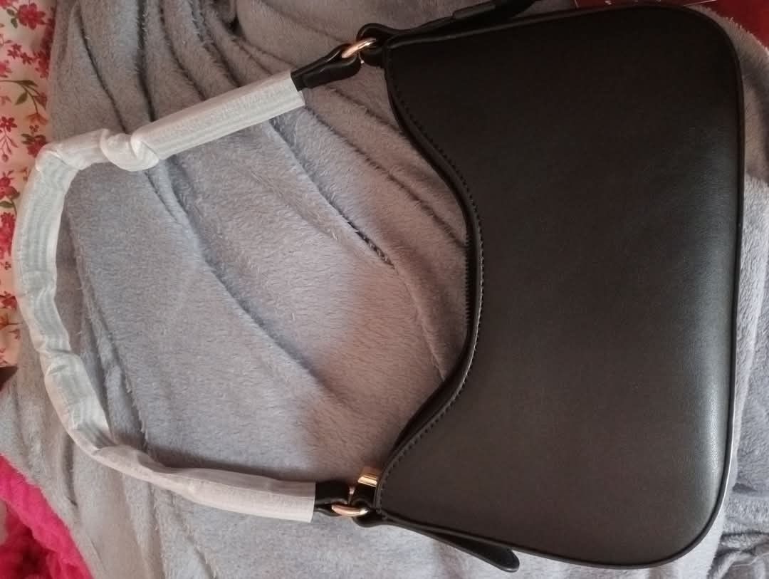 Kili bag (Category: Luxury Bags & Wallets) located in Las Pinas. Submitted by bermundosh83981 (Listing ID 1346595639, Image 2). Description: 6by 10 ..black matte..