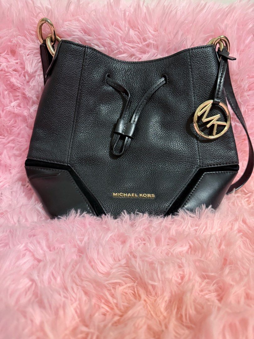Micheal Kors Bucket Bag (Category: Luxury Bags & Wallets) located in Manila. Submitted by janice.estillore (Listing ID 1346668399, Image 2). Description: MK Bucket Bag Color Black Used but not abused RFS: decluttering Slight nego for sure buyer .