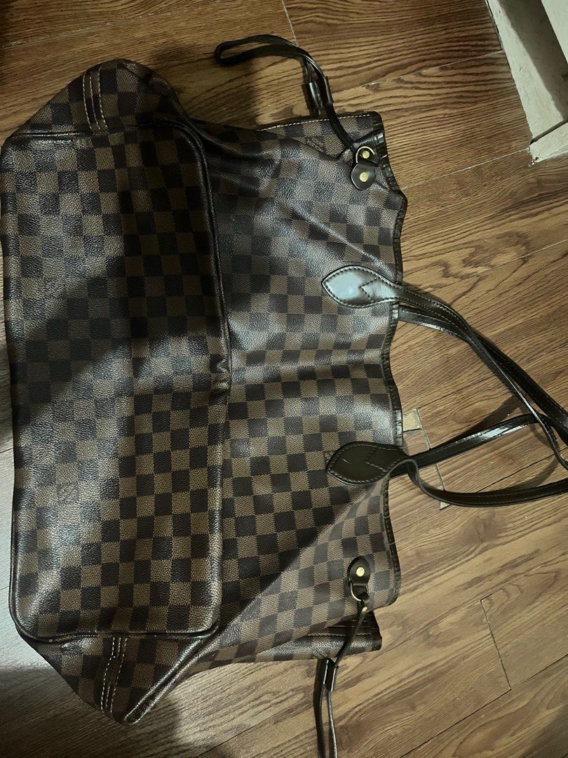 Never full tote bag (Category: Luxury Bags & Wallets) located in Rizal. Submitted by cassappl (Listing ID 1346505724, Image 2). Description: .