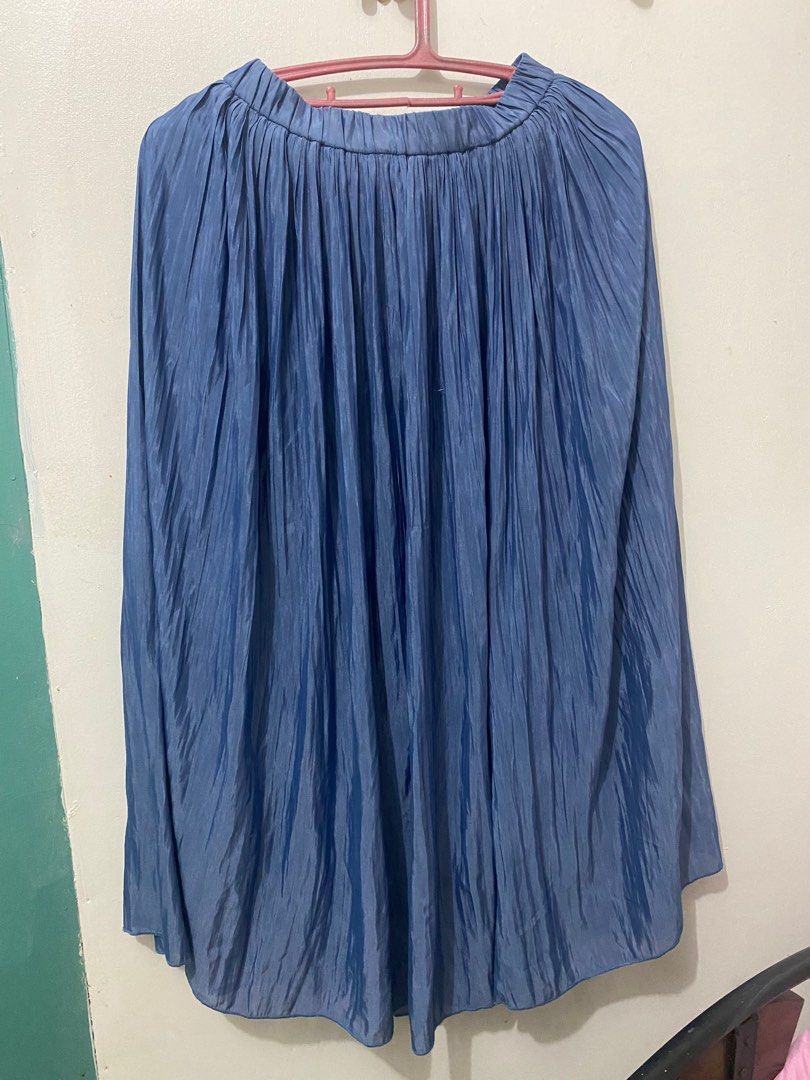 Pleated Silk Skirt (Category: Skirts) located in Aurora. Submitted by decluttersbymar (Listing ID 1346604075, Image 1). Description: .